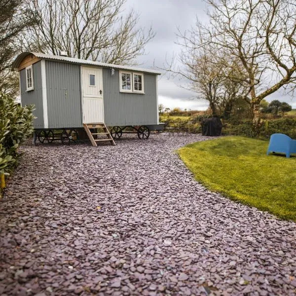 Luxury Shepherd's Hut on Meadow with Outdoor Bath in Mid Cornwall, hotel v destinaci Truro