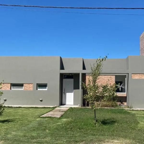 Casa con pileta y parrilla en barrio privado, 2 dormitorios, ξενοδοχείο σε General Roca