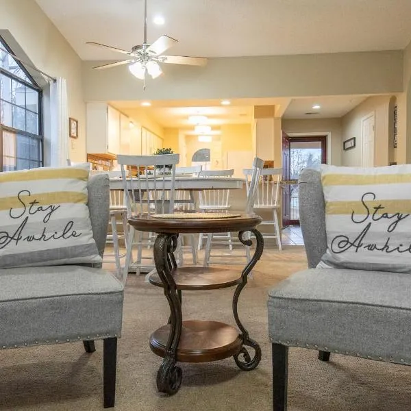 2BR Penthouse Condo - 2 Pools - Close to the Strip - Stairs Required - FREE TICKETS INCLUDED - FHC-24, hotelli kohteessa Branson