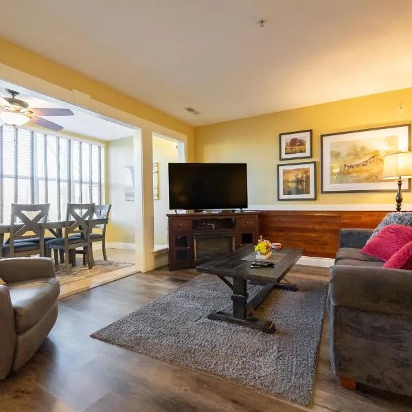 2BR Walk-In Condo - Near the 76 Strip - Pool - FREE TICKETS INCLUDED - CLC-7, hotel u gradu Brenson