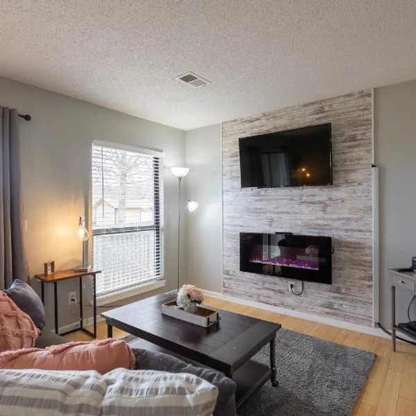 1BR Walk-In Condo at Pointe Royal - 2 Pools - FREE ATTRACTION TICKETS INCLUDED -PR42-16, hótel í Omaha