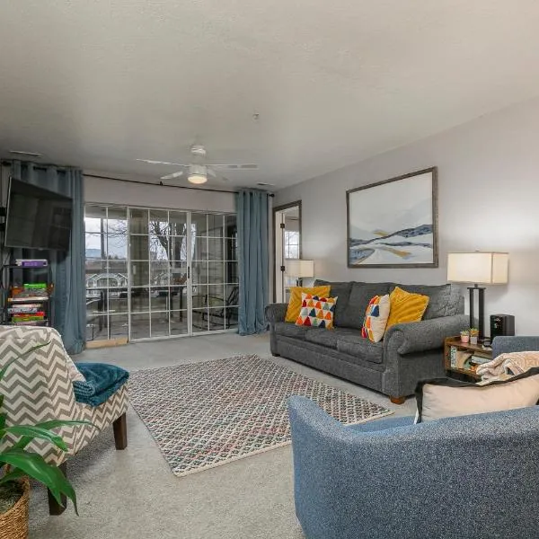 3BR Updated Condo - Family Games - Enclosed Patio - Stairs Required - FREE TICKETS INCLUDED - CH3-2, hotell i Branson