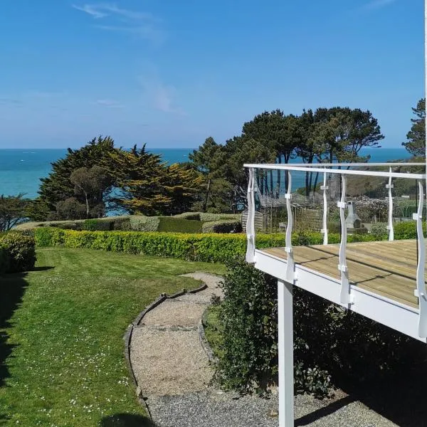 TY KERLUZ - Vue Mer et Plage à 80m, hotel en Locquirec