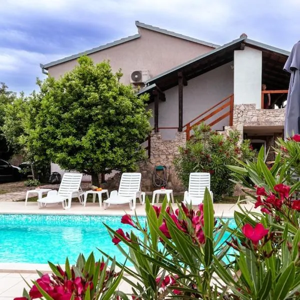 VILLA BIJOUX, Private pool, 500m to the sea and two apartments for two families, hotel v destinaci Vodnjan