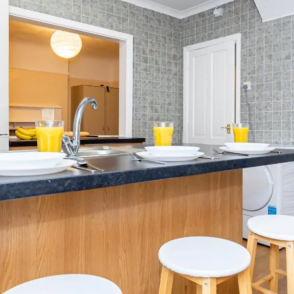 Shirley House 4, Guest House, Fully Equipped Kitchen with Fridge, Washer, Dryer, Self Catering, Self Check in, Great for Contractors, 5 min to BAT, 20 min to Fawley Refinery, close to Southampton Central, Ideal for Longer Stays, hotel v destinaci Southampton