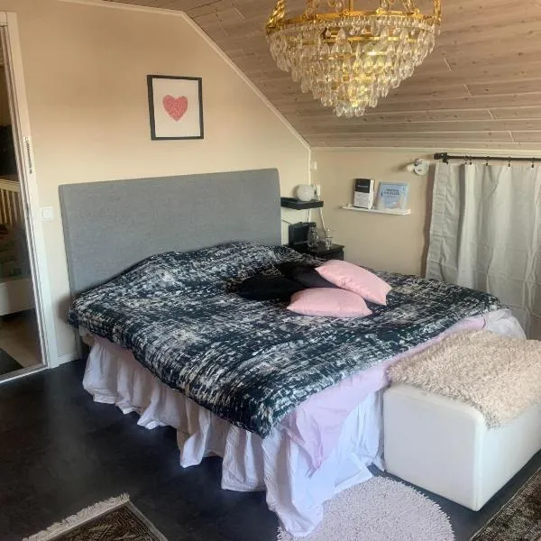 Charming room with big bed, hotel v destinaci Luleå