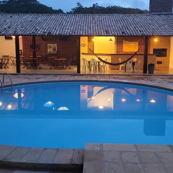 Mansão Guará - com piscina, salão de jogos, churrasqueira e cozinha，Morro da Marinha的飯店