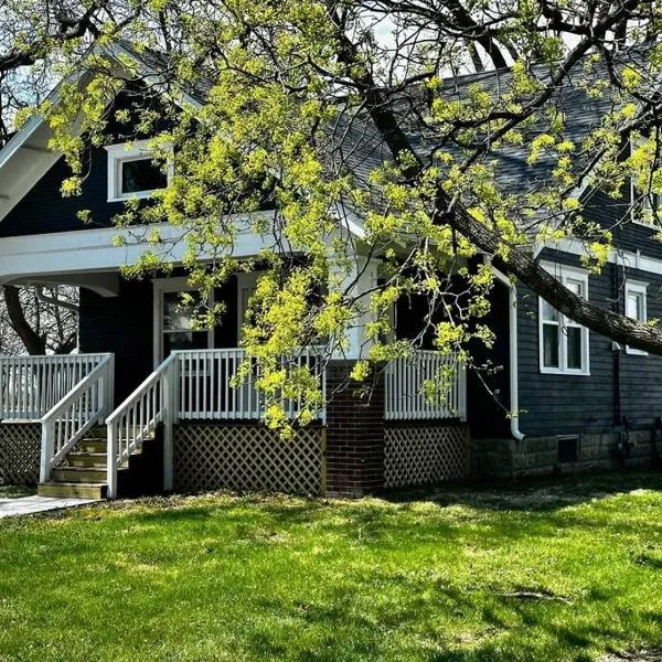 Mrs. Hughes Cottage - 2 bedroom House w/ parking, hotel v destinaci Hamilton