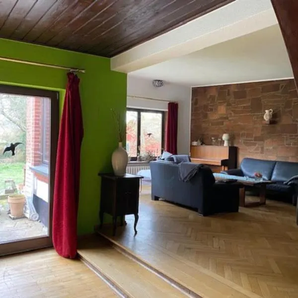 geräumiges 120m² Haus mit Garten + Stellplatz, hotel v destinaci Stralsund