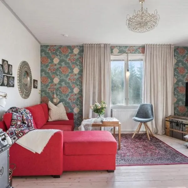The Solhem Cabin - 80m to the lake, 1930s charm, hotel v destinaci Strömstad