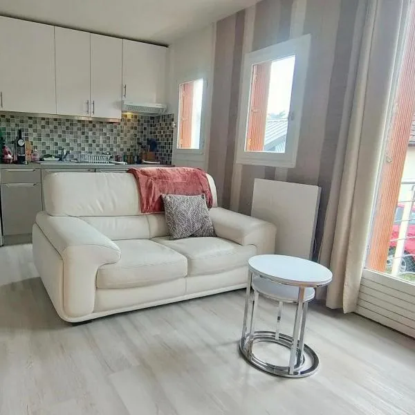 Maison avec sous sol indépendant et parking à 2km de Versailles, hotel Bucben