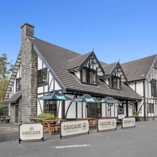 The Fox and Hounds Historic Hotel, hotel en White Beach