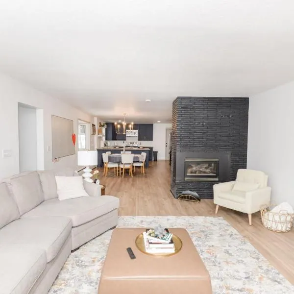 NEW Remodeled Townhome in Central Fargo, hotel in Fargo