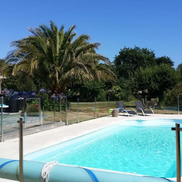 maison de plain pied a 1 km de la mer , avec piscine securisée, хотел в Фуенан