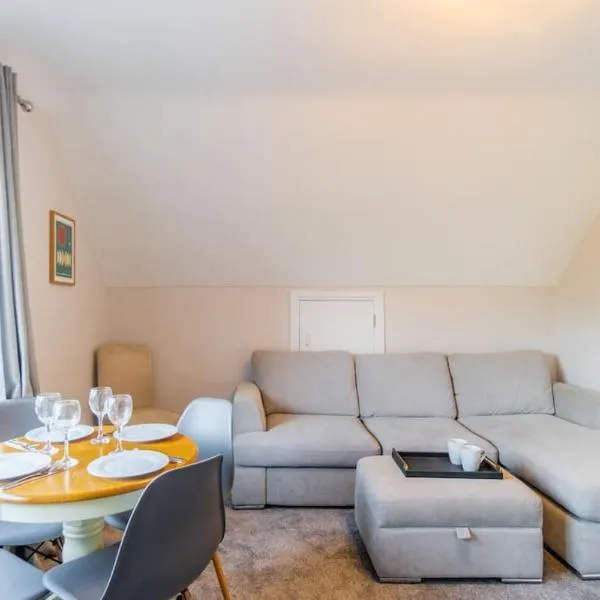 PRIME SPOT FOR ASCOT & WINDSOR - 2 BEDROOMS - By Tempstay, ξενοδοχείο στο Άσκοτ