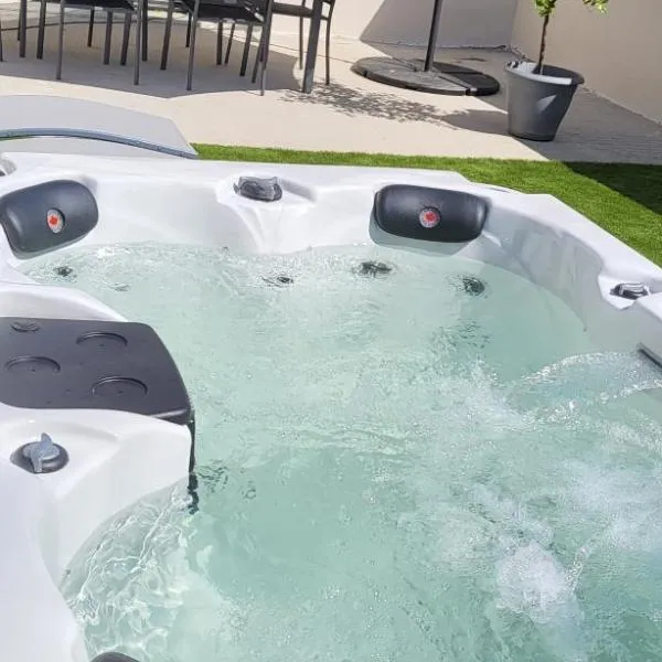 Le Béluga spa Aéroport Nantes Bouguenais Rezé, hôtel à Bouguenais