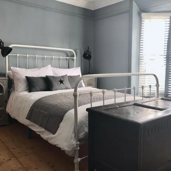 Stunning seaside cottage seconds from beach by Whitstable-Holidays, Fig Cottage, hotel v destinaci Whitstable
