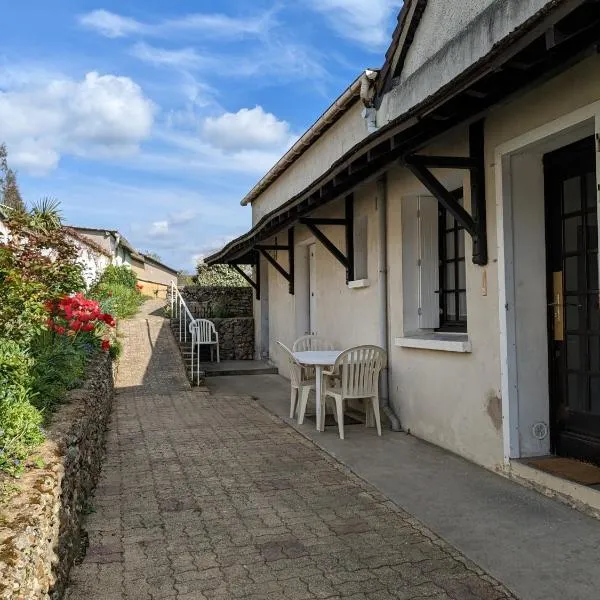 Au chalet d'Illiers Combray, grand jardin arboré, hotel en Marchéville