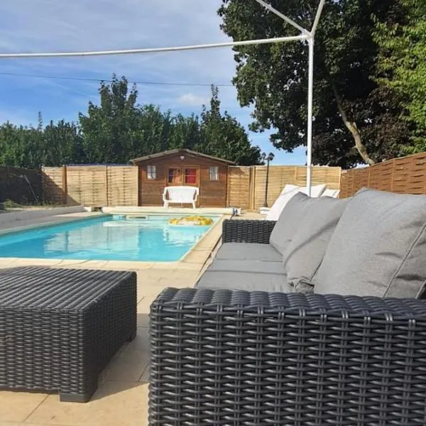 Cosy Studio meublé avec piscine partagée, hotel in La Ferté-Gaucher