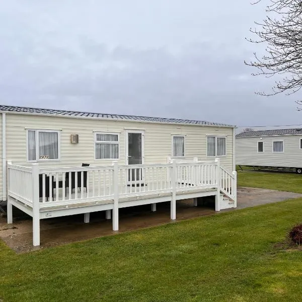 Home by the sea, Hoburne Naish Resort, sleeps 4, on site leisure complex available, hotell i Milford on Sea