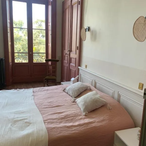 Suite privée rose au Château de la Franceule, hotel en Janzé