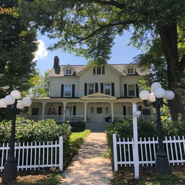 Love Lane Bed & Breakfast, hotel em Waynesville