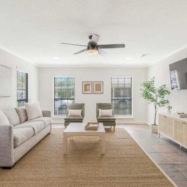 Updated & centrally located 3 Bed, hotel in Lafayette