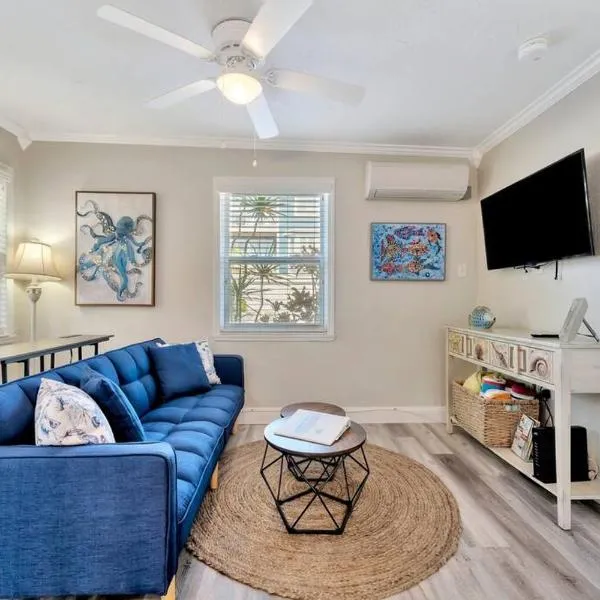 Sea Gem One bed one bath charmer steps to beach, hotel in Bradenton Beach