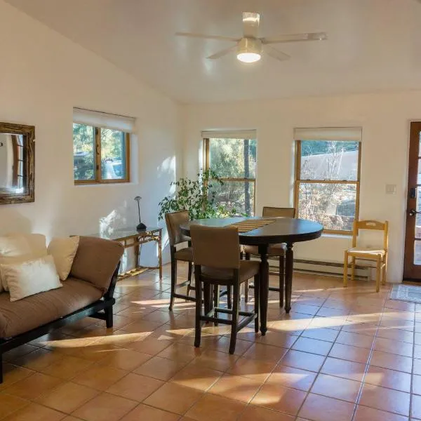 Peaceful Santa Fe Forest Home, Comfy and Well-equipped, hotel in Glorieta