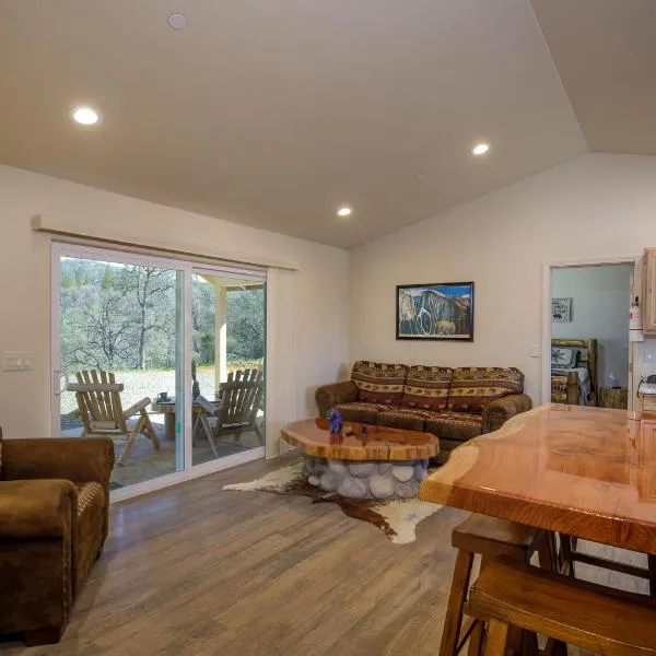 Bear Paw Cabin new construction near Yosemite, hotel v destinaci Mariposa