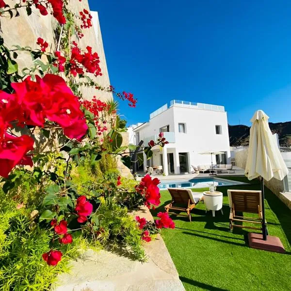 Luxury Boho Villa with Heated Pool, Rooftop and Panoramic Sea View in Amadores, hotel in Mogán