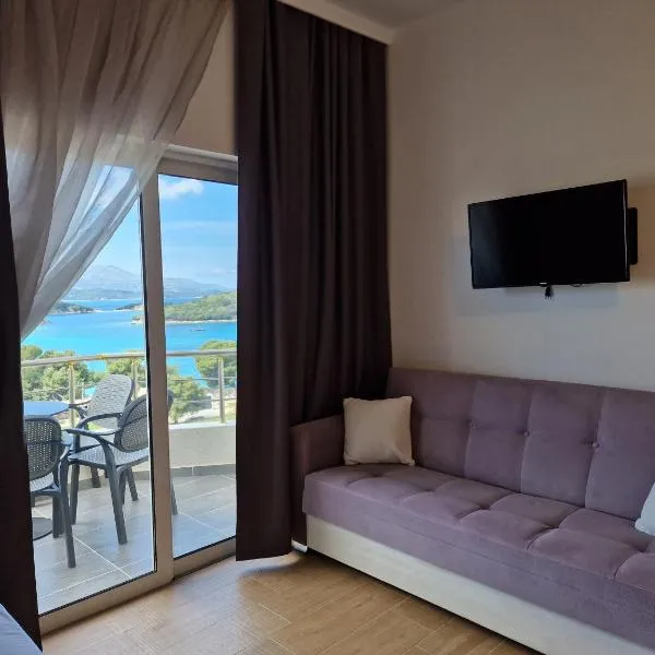 Hotel Queen Margaret Seaside: Ksamil şehrinde bir otel