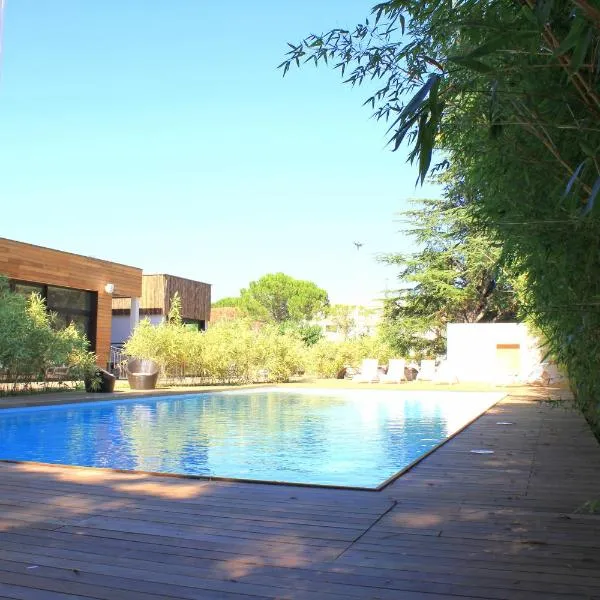 HÔTEL C SUITES chambres spacieuses, hotel em Nîmes
