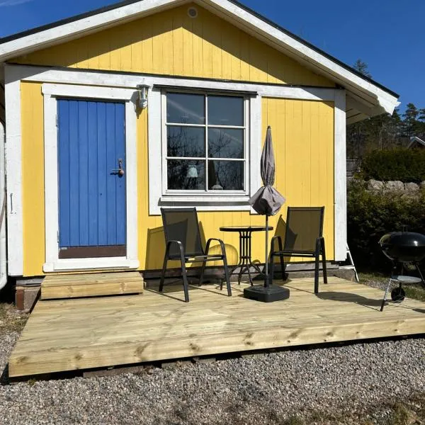 Söt liten stuga för 2, hotel v destinaci Strömstad