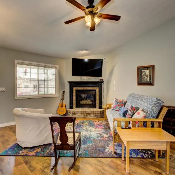 Hello Dolly! 3 beds, 2 bath, 2 TV's, Fireplace, Quiet Neighborhood in Star, ID minutes from walking trails and river views, hotel di Eagle