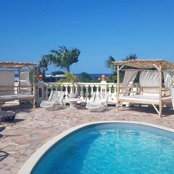 LE MOULIN DE LA BAIE piscine vue mer, hotel in Le Moule