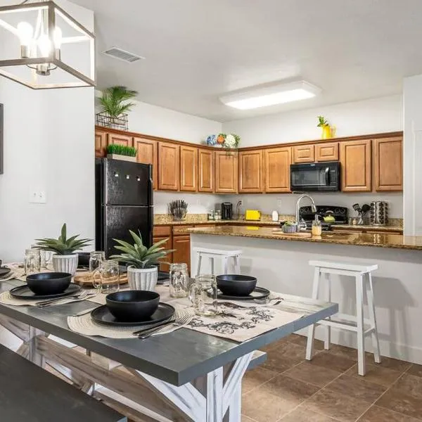 Bee Chic in SoJo w/hot tub+gym+local ski slopes, hotel v destinaci South Jordan