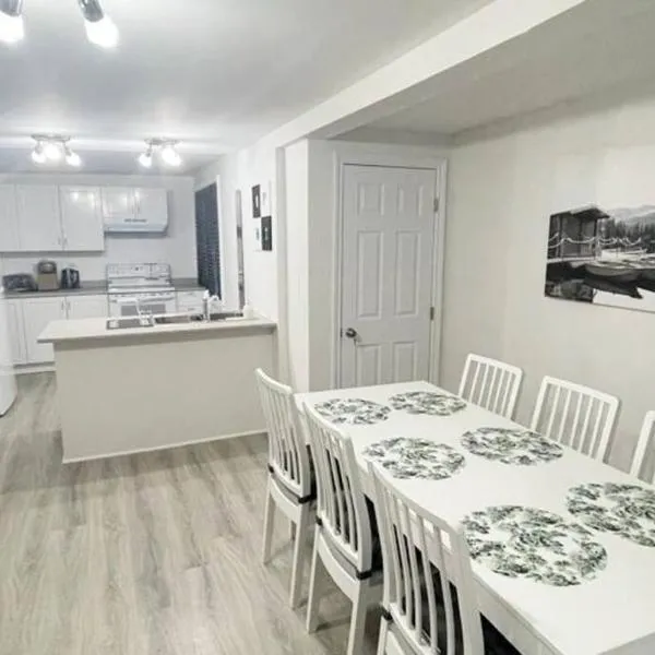 Central, convenient and comfortable 3 Bedrooms house near downtown Gatineau/Ottawa with free parking, hotel v destinaci Gatineau