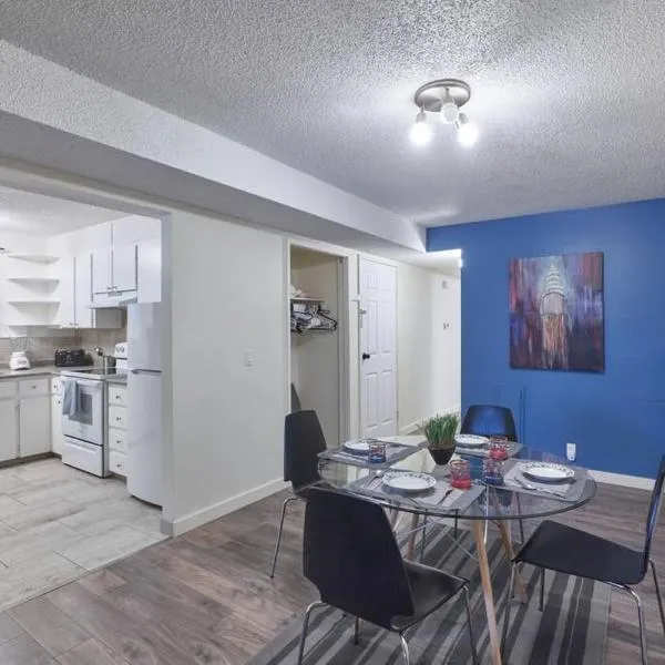2bedroom suite w/ great access into & out the city - 7818, ξενοδοχείο στο Κάλγκαρι