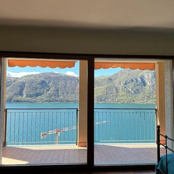 Monolocale con vista lago، فندق في كامبيوني دي إيطاليا