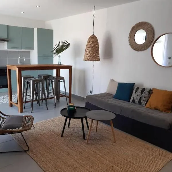 Grand studio avec patio, ξενοδοχείο στη Μασσαλία