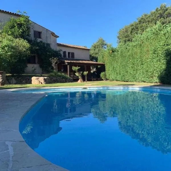 Spacious Villa with Pool and Fireplace – hotel w mieście Roquebrune-sur Argens