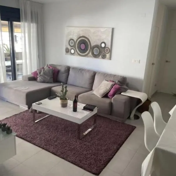 Modern apartment 250m from the sea with parking space behind gate, hotel in Pilar de la Horadada