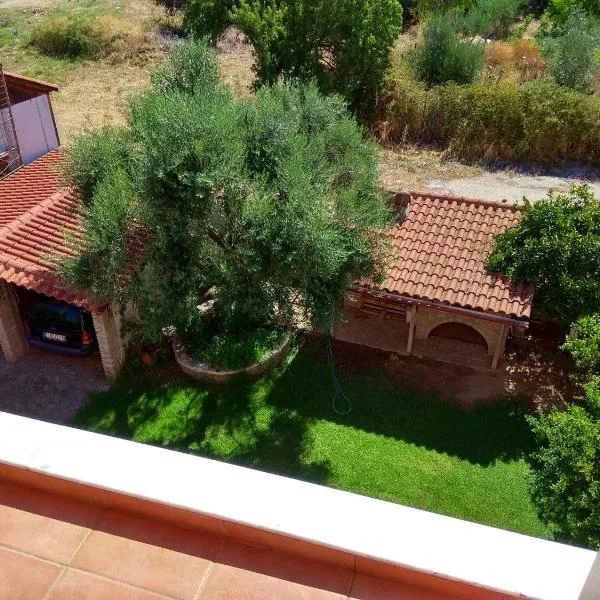 Sunny apartment with mountain view, hotelli kohteessa Petrotón