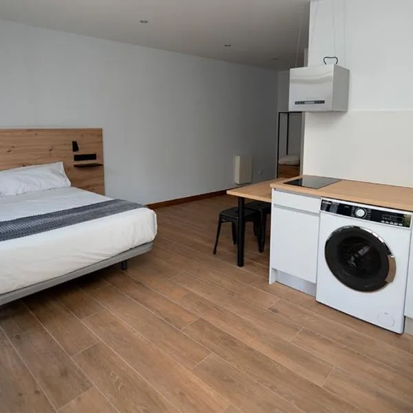 Apartamentos Puerta de Occidente, hotel Cornellanában