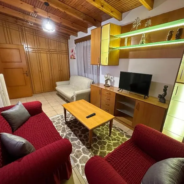 Bratis House 2, hotel v destinaci Vartholomión