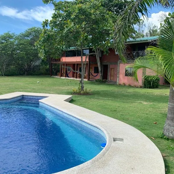 Casa Roja Hostel, hotel in Montañita