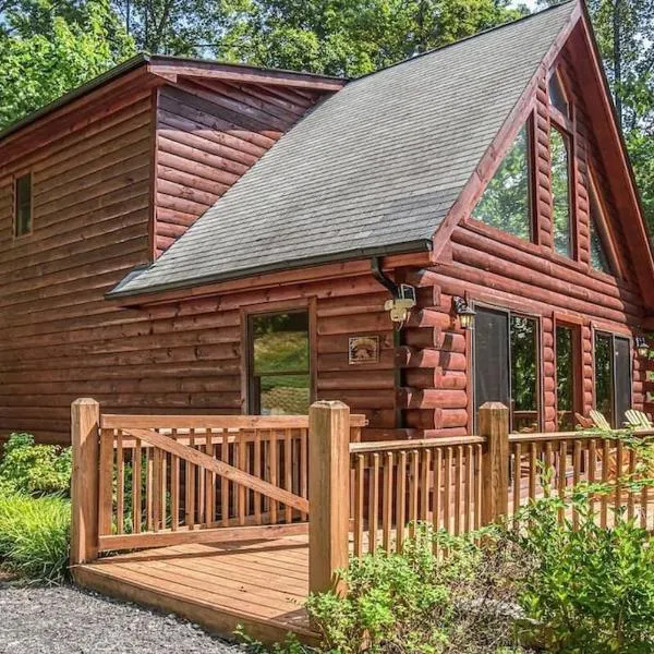 Spectacular Log Cabin Home 45 minutes to Asheville, hotel in Marion