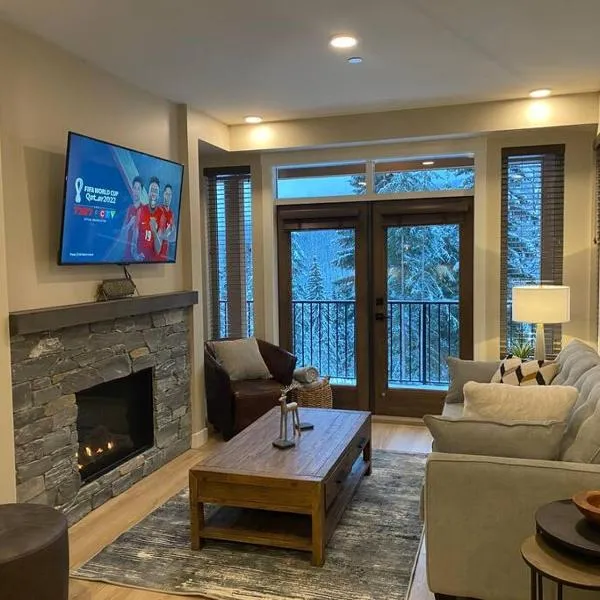 Cozy Modern Ski-in & Ski-out, Hot Tub, Townhouse, hotel in Sun Peaks