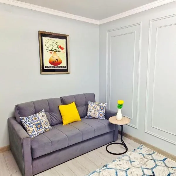 НОВАЯ - 1 комнатная квартира!, hotel en Taraz